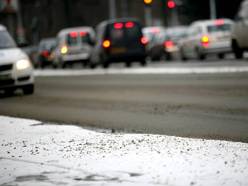 Brněnské ulice zasypal sníh, který od rána namrzá. 