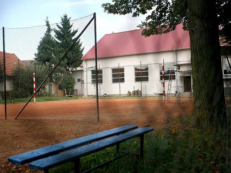 Vyhořelá sokolovna ve Starém Lískovci.