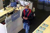 Dva zloději ukradli z prodejny v Brně mobilní telefony za třiadvacet tisíc korun.