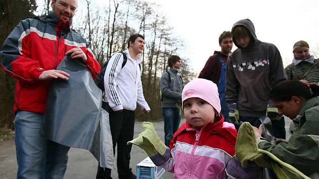 Úklid ekologických aktivistů v Mariánském údolí v Líšni.