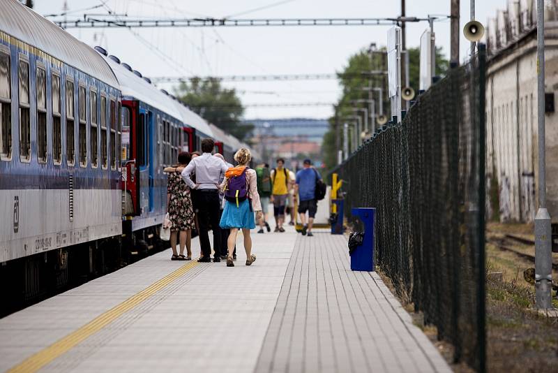 Po týdnu výluky je už zázemí na dolním nádraží v Brně pro cestující příjemnější. Mohou si už například koupit vodu. 