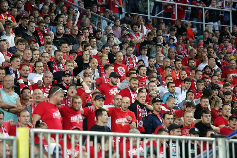 Fotbalisty Zbrojovky Brno (v červeném) nedohnal k bodům ani vyprodaný stadion, pražské Slavii podlehli 0:4