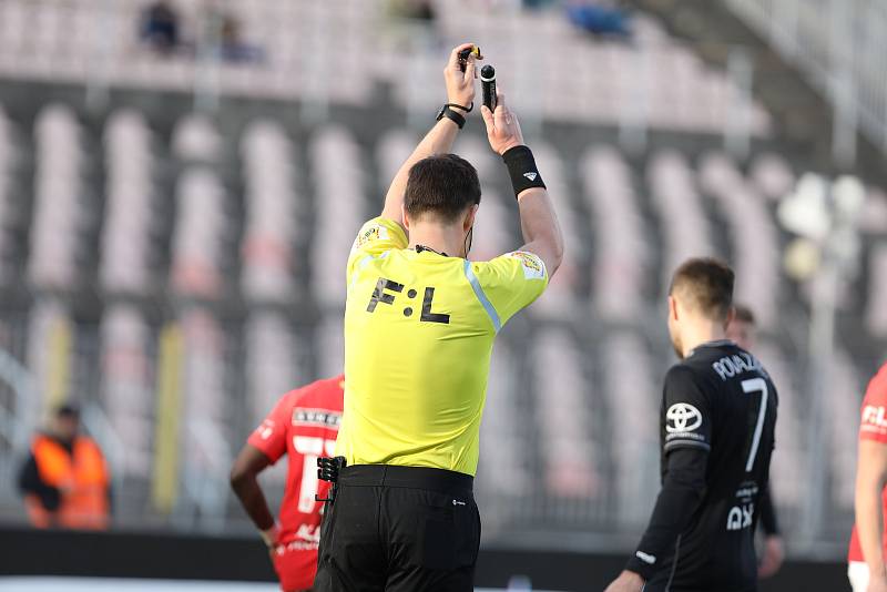 Fotbalisté Zbrojovky (v červeném) podlehli Jablonci 1:2.