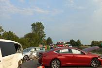 Dva lidé zemřeli při hromadné nehodě, která se stala v pondělí před pátou hodinou odpoledne na dálnici D2 u Hustopečí na Břeclavsku.