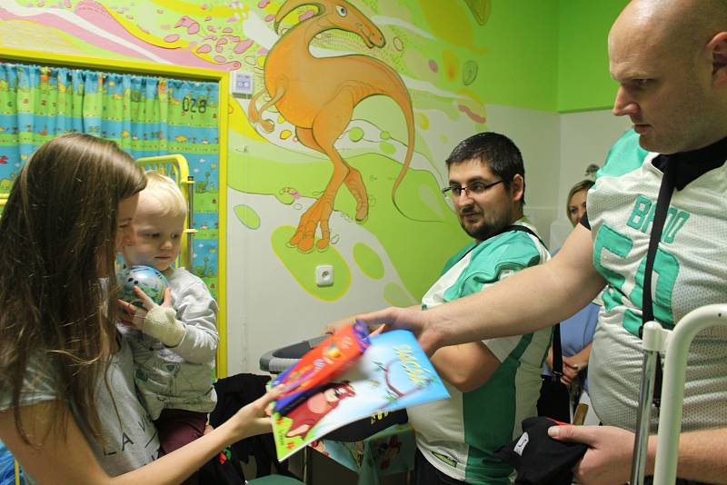 Hráči amerického fotbalu z Alligators Brno navštívili pacienty Dětské nemocnice Fakultní nemocnice Brno. Přinesli jim dárky.