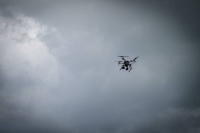 U rozsáhlých požárů lesních porostů i v nepřístupném terénu pomůže jihomoravským hasičům nový dron.