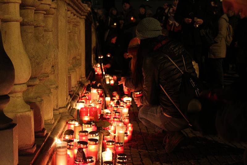 Na brněnském náměstí Svobody si lidé připomněli zapálením svíček Jana Palacha. Student se upálil přesně před půl stoletím.