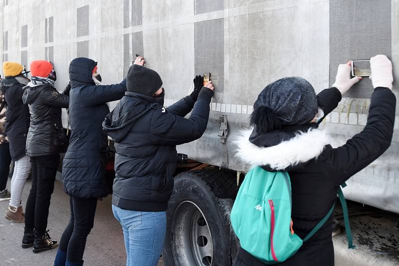 Protest aktivistů skupiny Brno Chicken Save v Modřicích proti zabíjení zvířat.