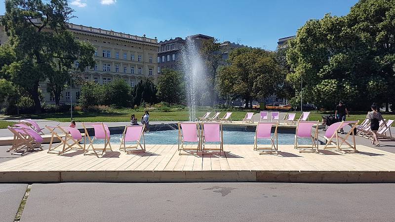 Brno 31.7.2020 - nové odpočinkové molo u kašny na Moravském náměstí