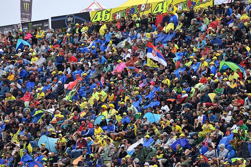 Diváci na okruhu při brněnské Monster Energy Grand Prix České republiky 2017.