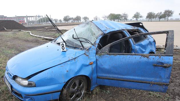 Tři mladí lidé se zranili při nehodě osobního auta na R52 u Rajhradu na Brněnsku. Modrý fiat skončil několik metrů mimo silnici a při nehodě se přetočil přes střechu. 