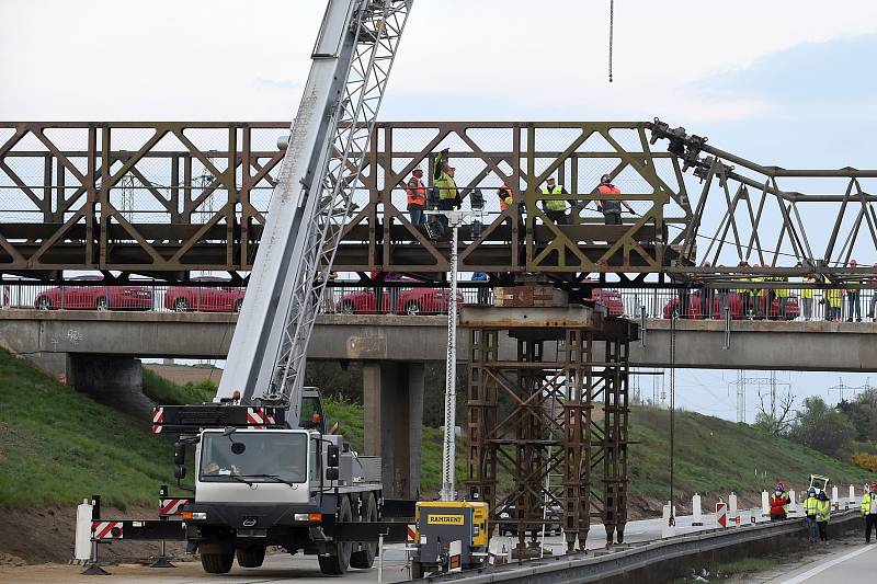 Brno 18.4.2020 - stavba provizorního mostu na dálnici D1