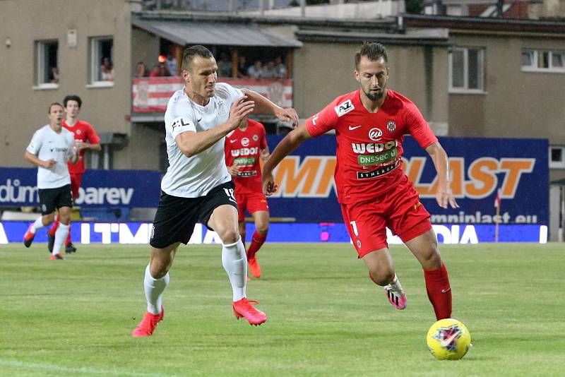 Domácí FC Zbrojovka Brno v červeném proti AC Sparta Praha.