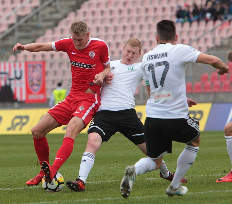 Fotbalisté Zbrojovky Brno (v červeném) uhráli s Karvinou jen bezbrankovou remízu.