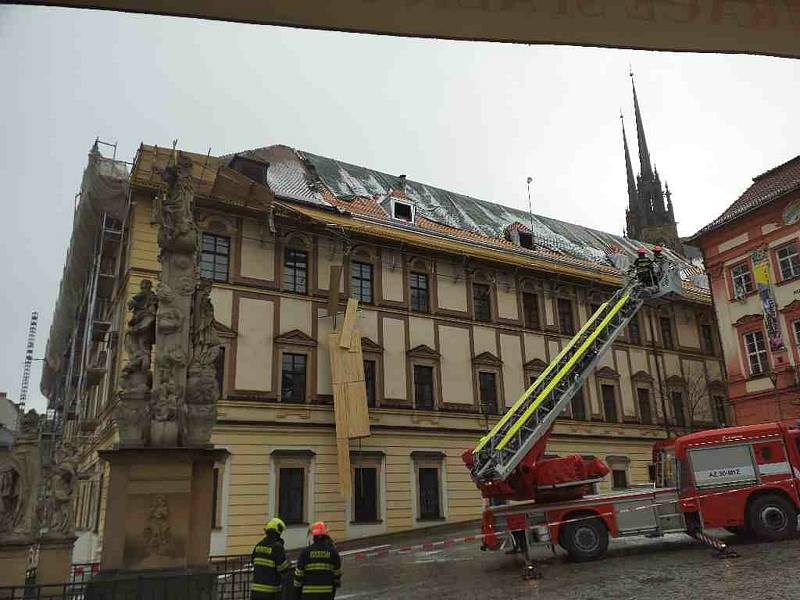 V centru Brna sněhová vánice pobourala lešení u budovy Moravského zemského muzea na Zelném trhu. Dělníci tam opravují střechu.