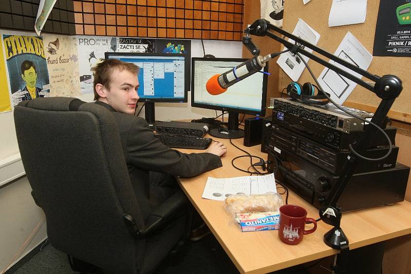 Největší studentské rádio ve střední Evropě nebo špičkové televizní studio. I na to v pátek lákala nové studenty katedra mediálních studií a žurnalistiky na dni otevřených dveří Fakulty sociálních studií Masarykovy univerzity v Brně.