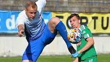 Fotbalisté Rousínova (na snímku v zelených dresech) vyhráli finále krajského poháru proti Kuřimi na penalty. Duel se hrál v Drnovicích.