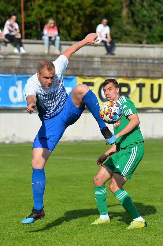 Fotbalisté Rousínova (na snímku v zelených dresech) vyhráli finále krajského poháru proti Kuřimi na penalty. Duel se hrál v Drnovicích.