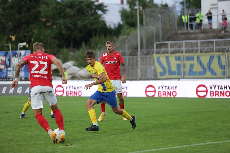 První zápas na domácím hřišti ve druhé lize odehráli fotbalisté Zbrojovky (v červeném) s Opavou.