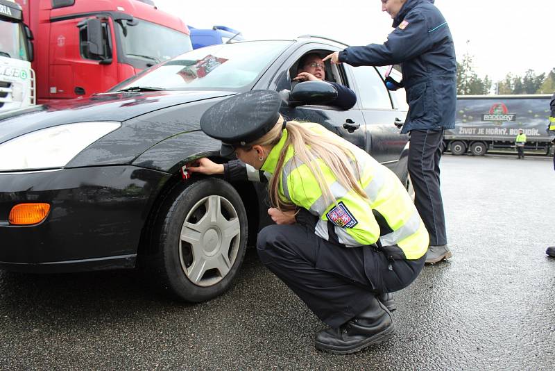 Zaskočeným řidičům nerozdávali v úterý na dálnici D1 u Devíti křížů policisté pokuty, ale informační letáky a reflexní vesty.