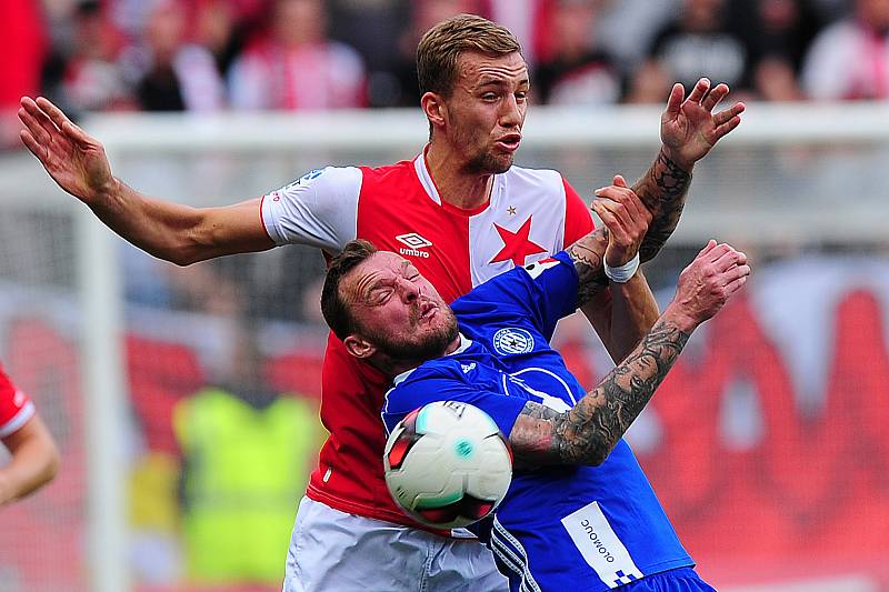 Fotbalové utkání HET ligy mezi celky SK Slavia Praha a SK Sigma Olomouc 11. března v Praze. Tomáš Souček vs. Jakub Řezníček.