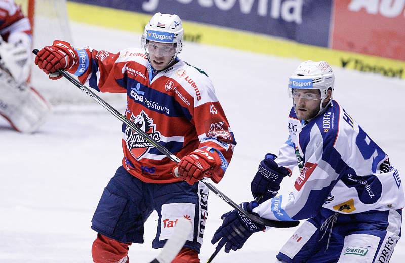 Hokejové utkání Tipsport extraligy v ledním hokeji mezi HC Dynamo Pardubice (červenobílém) a HC Kometa Brno ( v bílomodrém) v pardubické Tipsport areně.