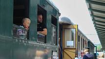 Lidé přišli na brněnské hlavní vlakové nádraží přihlížet jízdě parní lokomotivy. Cestující vezla do Kuřimi, kde mohli přihlížet také takzvanému zbrojení vodou.