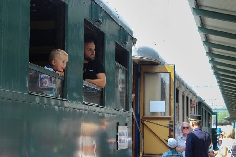 Lidé přišli na brněnské hlavní vlakové nádraží přihlížet jízdě parní lokomotivy. Cestující vezla do Kuřimi, kde mohli přihlížet také takzvanému zbrojení vodou.