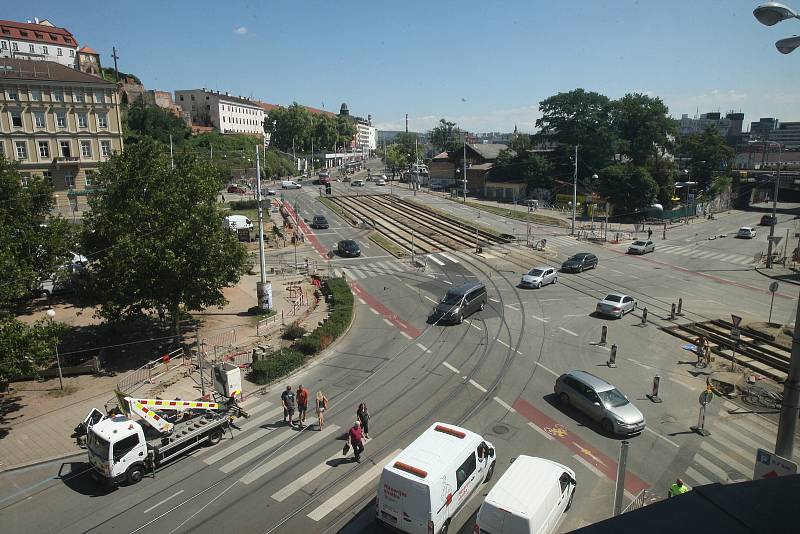 Rekonstrukce křižovatky Nové sady - Hybešova a Nové Sady - Husova v centru Brna dělá některým řidičům problémy. Dopravu tam řídí značky a občas i policie, nové semafory tam montovali teprve ve středu dopoledne.