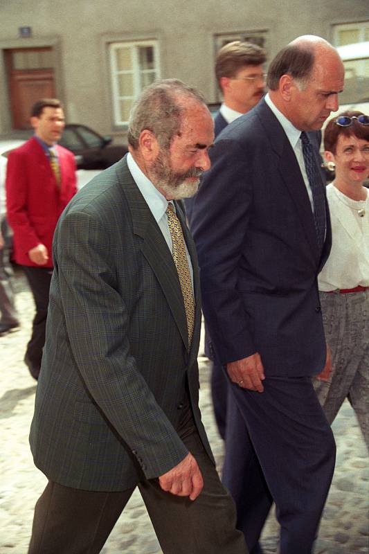 Rok 1994 výstava 15 pláten Slovanské epopeje v Minoritkirchen Rakousko. Na snímku ministr kultury Pavel Tigrid Foto: