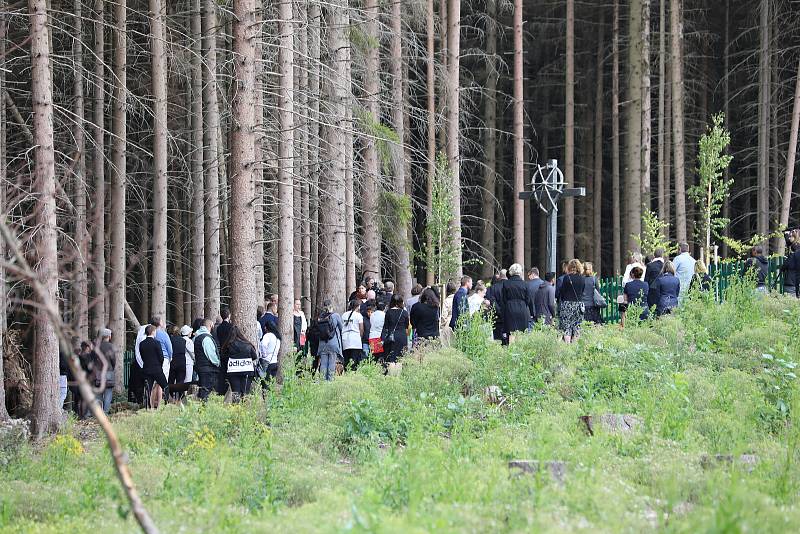 Stovky lidí si v Hodoníně u Kunštátu na Blanensku připomněly při pietním aktu k oběti holocaustu Romů a Sintů.