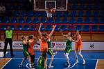Basketbalistky Žabin (v oranžovém) podlehly ve třetím přípravném utkání maďarské Šoproni o třináct bodů.