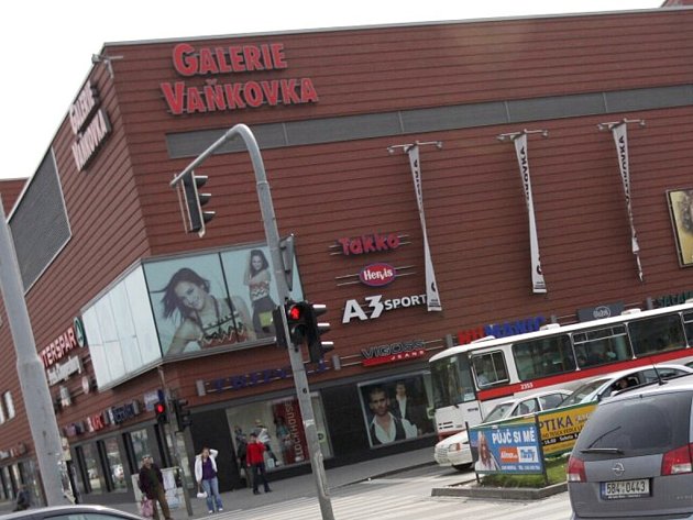 Galerie Vaňkovka slaví deset let. Lidé nakupují a baví se v bývalé továrně  - Olomoucký deník