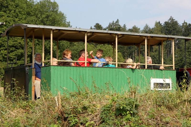 Mezi Zbýšovem a Babicemi u Rosic projížděl historický vlak.