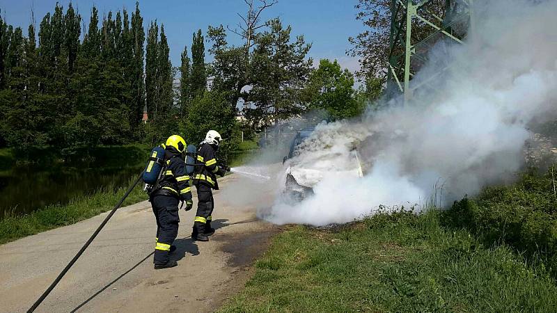 Jihomoravští hasiči zasahovali v neděli před polednem při požáru osobního auta v Oslavanech na Brněnsku.