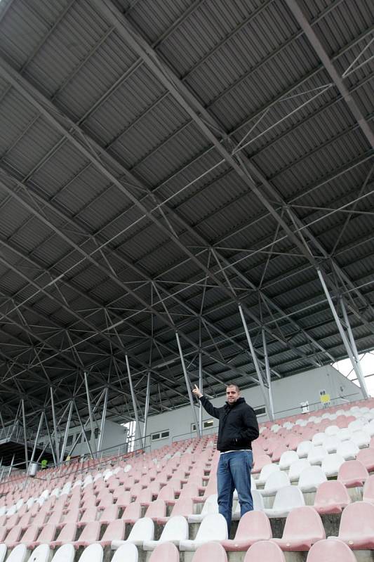 Nově zastřešená západní tribuna stadionu v Srbské ulici.