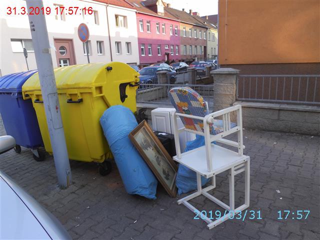 Lidé ke kontejnerům vyhazují nábytek a další odpad. Ten patří do sběrných  dvorů - Brněnský deník