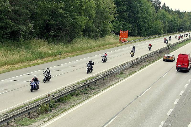 Protestní jízdy na Prahu na podporu brněnské Velké ceny se zúčastnilo několik stovek motorkářů. 