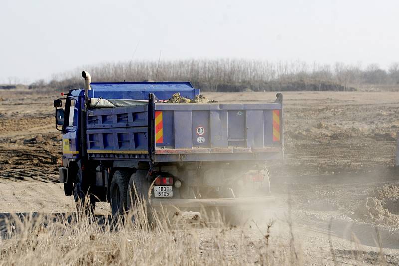 Firmu Pískovna Černovice podezřívají, že na pronajatém pozemku ukládá nebezpečný odpad.