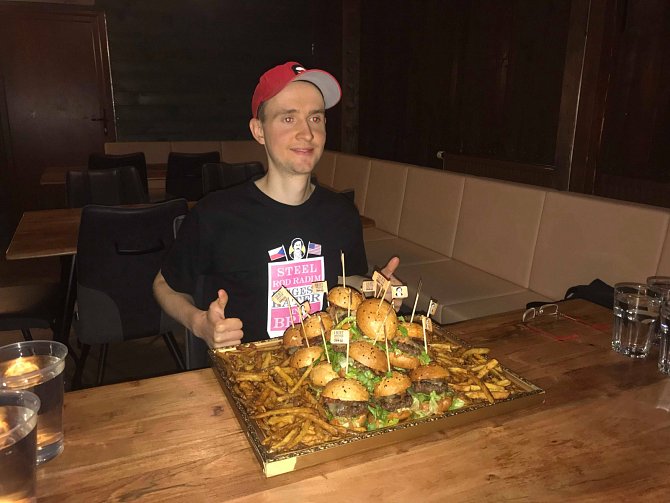 Profesionální jedlík Radim Dvořáček stanovil nový brněnský rekord. Dvacet hamburgerů spořádal za 17 minut.