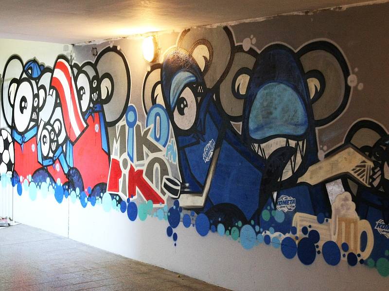 Velkoformátová grafitti zdobí nádraží v brněnských Židenicích.