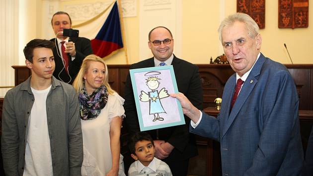 Prezident Miloš Zeman zahájil 21. listopadu 2017 návštěvu Jihomoravského kraje. Dar dostal i od dětí z Klokánku.