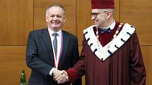 Slovenský prezident Andrej Kiska převzal na brněnské Masarykově univerzitě zlatou medaili.