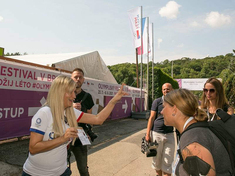 V brněnských Pisárkách bude Olympijský festival. Před otevřením se do areálu podívala ambasadorka festivalu, bývalá brněnská tenistka Lucie Šafářová, a další hosté.