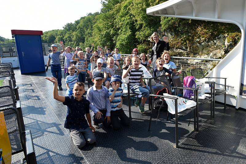 Žáci první třídy ZŠ Otevřená v Žebětíně dostali vysvědčení na lodi Dopravního podiku města Brna během plavby na brněnské přehradě.