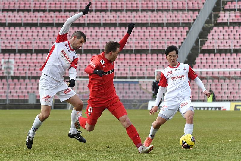 Brno 29.2.2020 - přátelské utkání mezi domácí FC Zbrojovkou Brno (červená) a FK Pardubicemi (bílá)