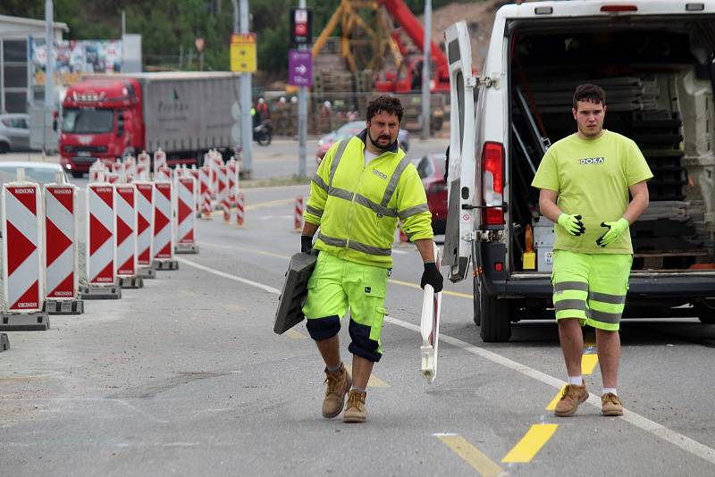 Do dvou pruhů v každém směru vrátili silničáři dopravu u Tomkova náměstí v Brně. Směrem do Husovického tunelu jezdí auta přes mostní provizorium.