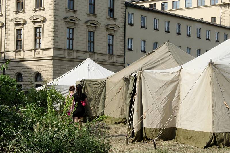 Romští uprchlíci z Ukrajiny se přesunuli na travnatou plochu za autobusovým nádražím u hotelu Grand. Dříve pobývali převážně v prostorách kolem brněnského hlavního nádraží.