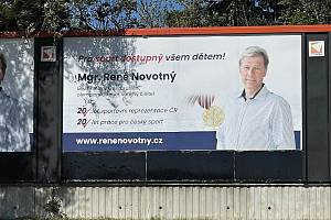 V září se v Brně objevily billboardy, na kterých je René Novotný. Za ANO kandiduje ve volbách do Poslanecké sněmovny.