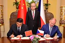 Podpis smluv mezi čínskou stranou a jihomoravským hejtmanem Michalem Haškem. Za dohledu premiéra Sobotky.